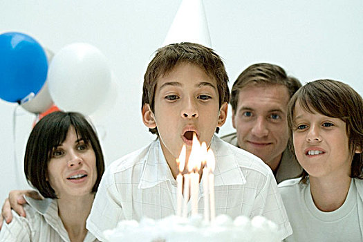 男孩,吹灭,蜡烛,生日蛋糕,家庭,看