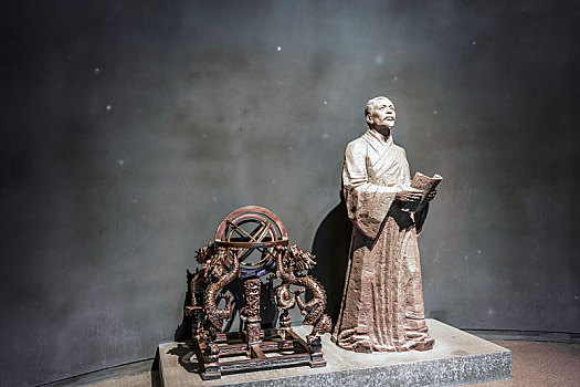中国安徽名人馆内王蕃与浑天仪雕塑