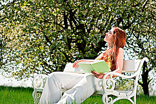 红发,女人,读,书本,白色背景,长椅,草地,浅