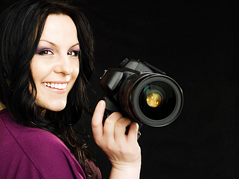 摄影师,女人,拿着,摄像机,上方,深色背景,微笑,黑发