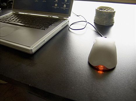 桌面,笔记本电脑,鼠标,纸夹,容器
