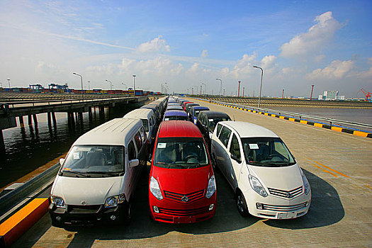 上海浦东外高桥的上海海通国际汽车码头