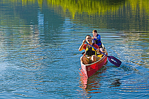 两个人,独木舟,一前一后,湖,楚加奇国家森林,阿拉斯加,夏天