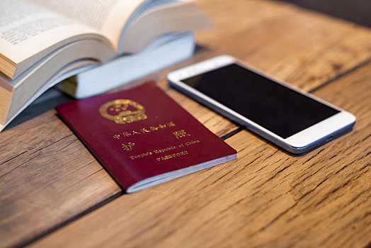 中国护照手机书咖啡店木桌