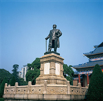 广州市孙中山纪念堂里的孙中山雕像