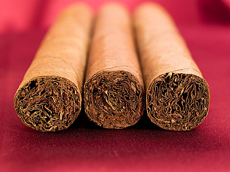 三个,雪茄,红色,绸缎