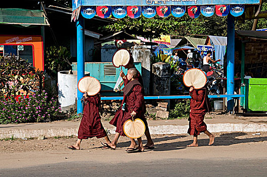 缅甸,巴格,年轻,僧侣,走,街道,悬挂,竹子,防护,太阳