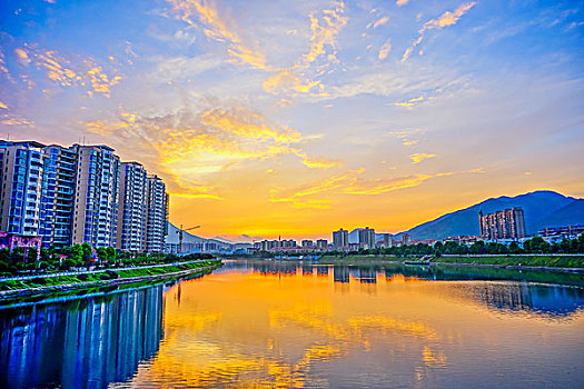 建筑群,高楼,河,灯,夜景,倒影,蓝天,白云