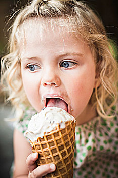 小女孩,舔,冰淇淋