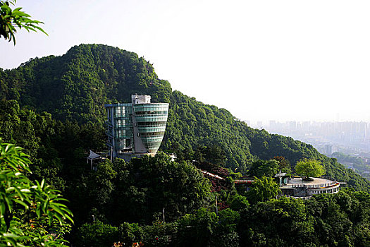 重庆著名的山城夜景观景台,重庆南岸区一棵树观景台的观景楼