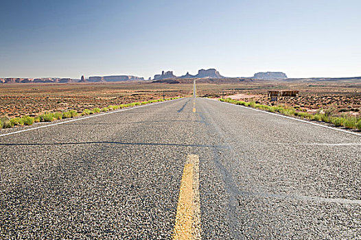 道路,纪念碑谷纳瓦霍部落公园,犹他,美国