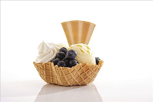 香草冰淇淋,蓝莓,泡沫奶油,威化脆皮,碗