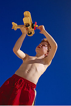 男孩,泳衣,玩,飞机模型,户外,冲浪者天堂,澳大利亚
