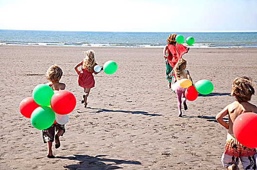 母亲,四个,海滩,气球,威尔士,英国