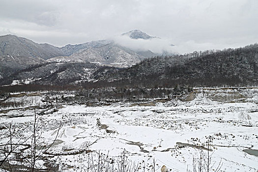 四川雅西高速菩萨岗,服务区,冬季,路面结冰