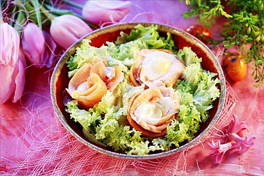 三文鱼卷,蔬菜沙拉,复活节