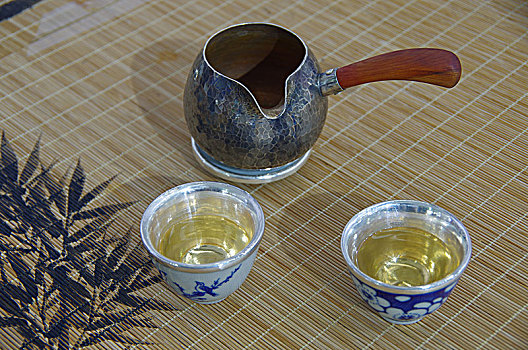茶杯和茶壶,一堆的花生