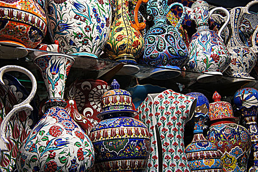 土耳其伊斯坦布尔,大巴扎内的瓷器小摊