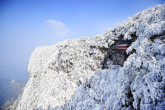 蓝天下的天门山雪景