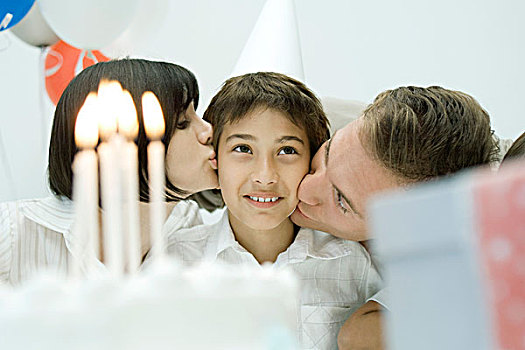 家庭,后面,生日蛋糕,照亮,蜡烛,父母,吻,男孩,脸颊