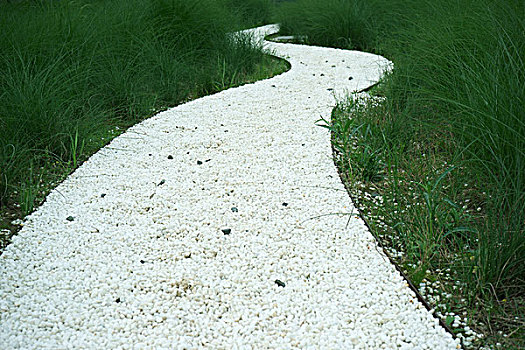 白色石头石子道路