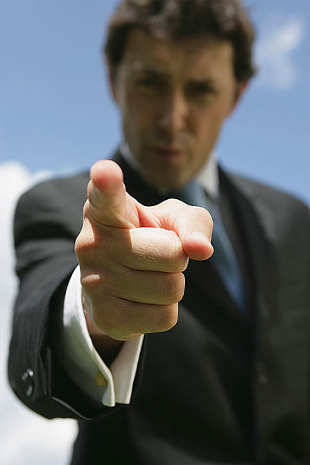 标 题:商务人士,指向 英 文:a businessman pointing sternly 编 号