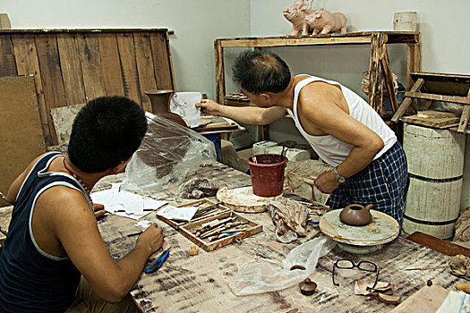 重庆市荣昌县安陶博物馆制陶工作室内工匠们正在制作荣昌陶