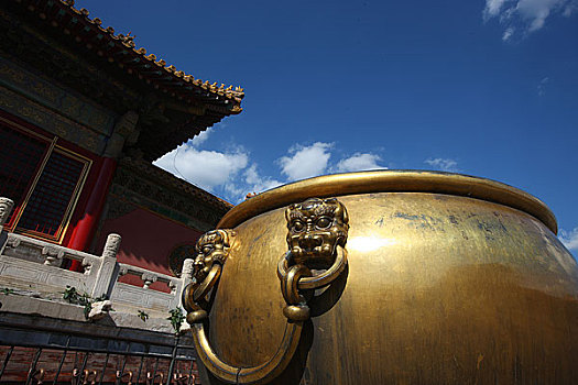 北京故宫乾清门前的镏金铜缸