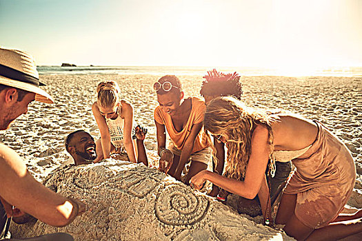 年轻,朋友,掩埋,绘画,沙子,晴朗,夏天,海滩