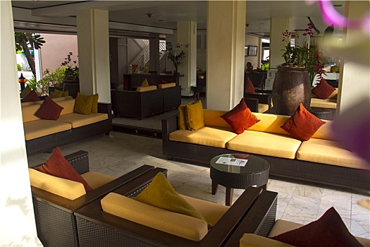 旅遊渡假飯店的中庭,寬場明亮的室內設計
