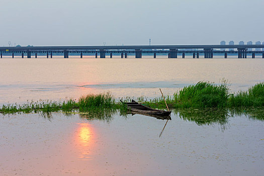 夕阳下的湖面很美丽