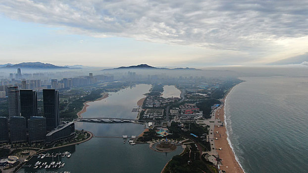 山东省日照市,一场大雨让城市更加洁净,晨雾里的建筑与山海相映成趣