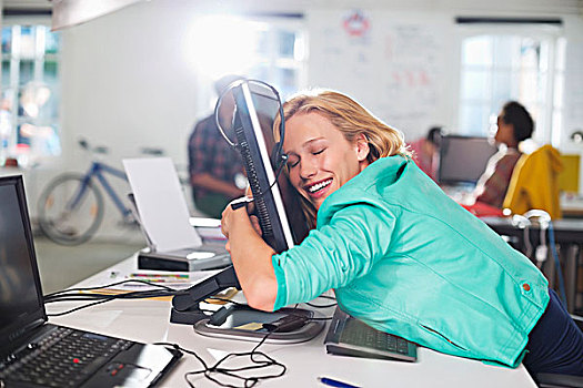 职业女性,搂抱,电脑,书桌