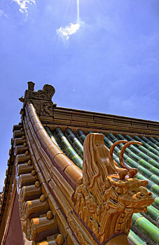 故宫宫殿屋顶上的垂兽与绿色黄色琉璃瓦