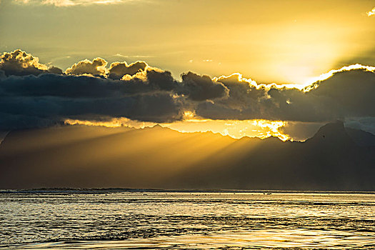 太阳光线,云,上方,茉莉亚岛,帕皮提,塔希提岛,法属玻利尼西亚