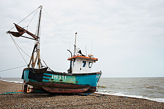 蓝色,渔船,躺着,圆石滩,靠近,水边,奥尔德堡,英格兰