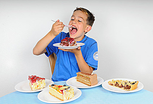 男孩,吃饭,蛋糕,桌子,四个,盘子,蛋糕块