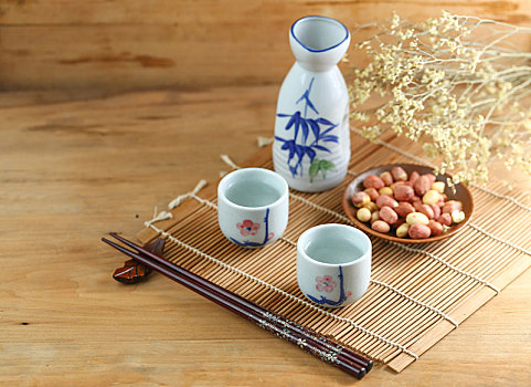 白酒,酒壺和花生米