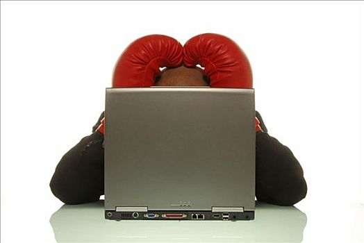 商务人士,穿,拳击手套,拿着,手,头部,后面,笔记本电脑