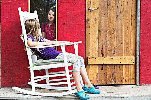 女孩,看,室外,窗,坐,摇椅,门廊,三文鱼,手臂,不列颠哥伦比亚省,加拿大