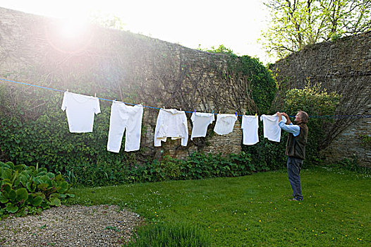 站立,男人,草坪,花园,悬挂,向上,洗衣服,晾衣绳