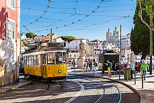 老,黄色,有轨电车,狭窄街道,正面,雕塑,优雅,寺院,阿尔法马区,地区,里斯本,葡萄牙