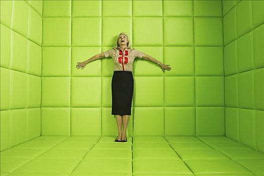 女人,笑,站立,墙壁,绿色,房间