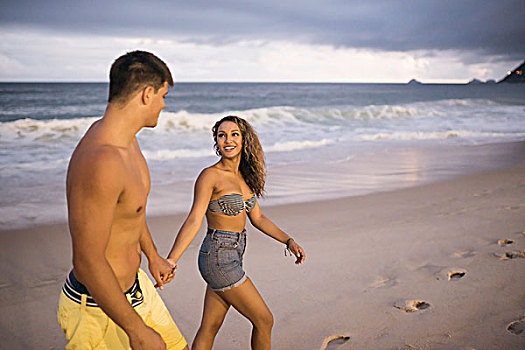 浪漫,年轻,情侣,漫步,伊帕内玛海滩,里约热内卢,巴西