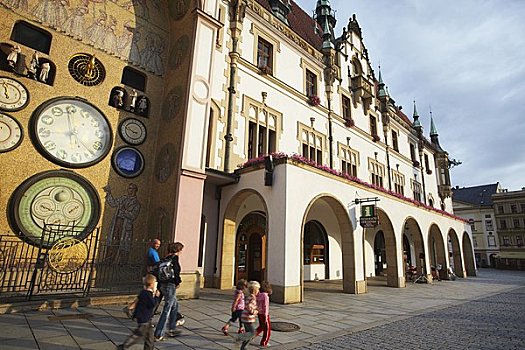 捷克共和国,摩拉维亚,奥洛摩兹,人,走,过去,天文钟,市政厅