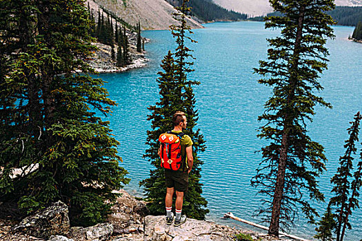 后视图,中年,男人,站立,悬崖,边缘,看,俯视图,冰碛湖,班芙国家公园,艾伯塔省,加拿大