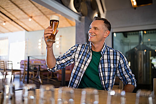 微笑,男人,玻璃杯,啤酒,台案,酒吧