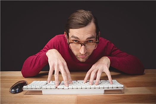 男人,穿,眼镜,打字,电脑键盘