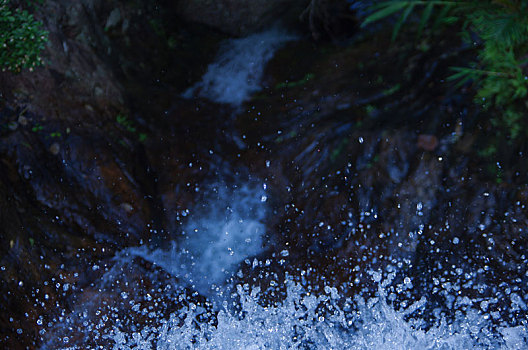 水花,流动,水纹,飞溅,液体,动感,水流,水,水资源,大自然,自然环境,户外,水泡,泡沫,夏天,中午,白天,探索,清新,旅游,宁静,清净,纯净,洁净,生态