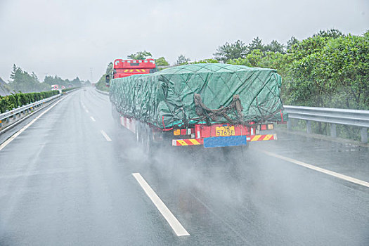 重庆至长沙在雨中g67高速公路